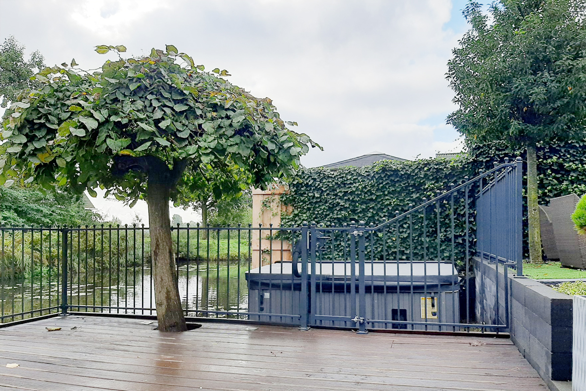 Sierhekwerk op terras met hoogte verschil