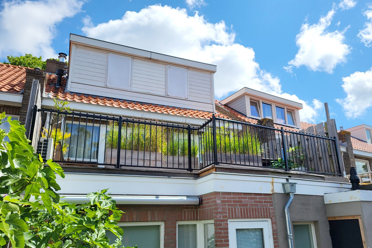Sierhekwerk rond een dakterras plaatsen
