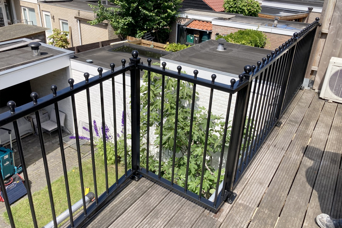 Sierhekwerk rond een dakterras plaatsen
