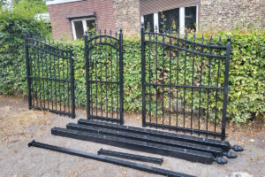 Stalen inrijpoort en looppoort