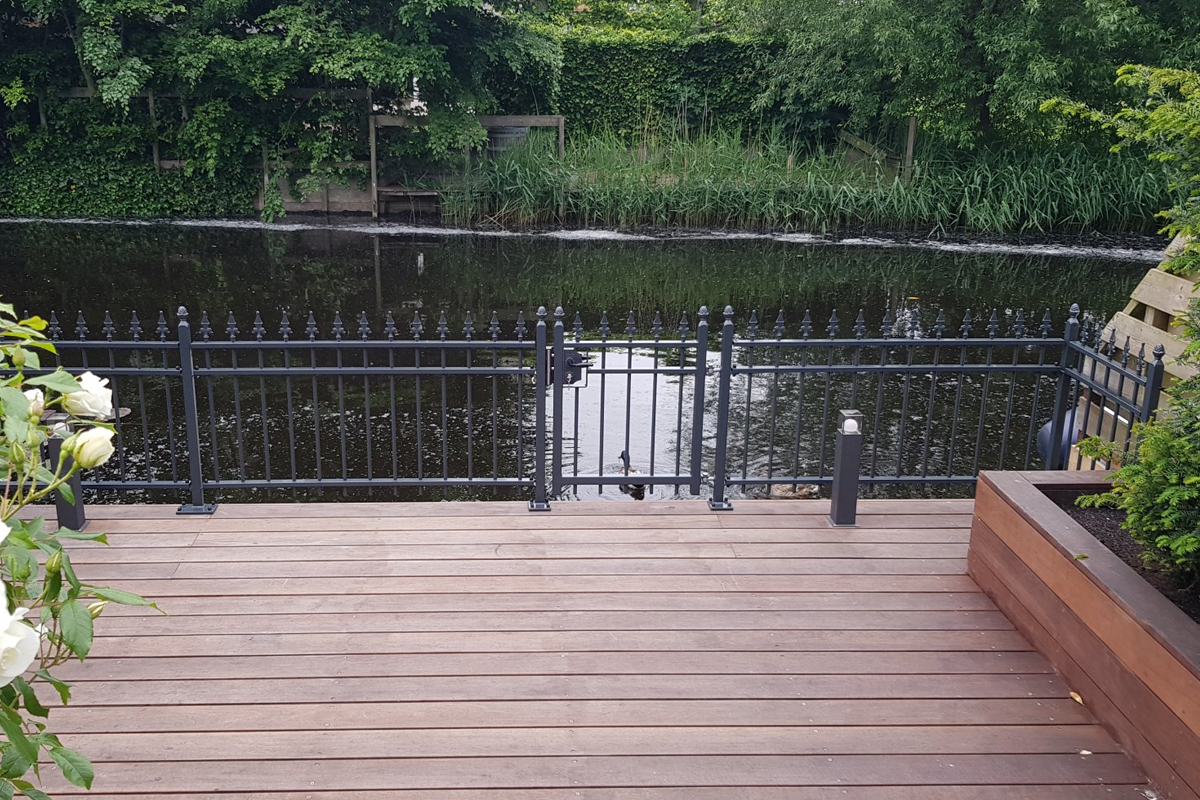 stalen sierhekwerk langs water