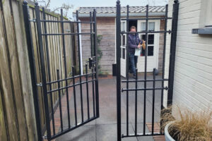 Stalen sierhekwerk met doorgang