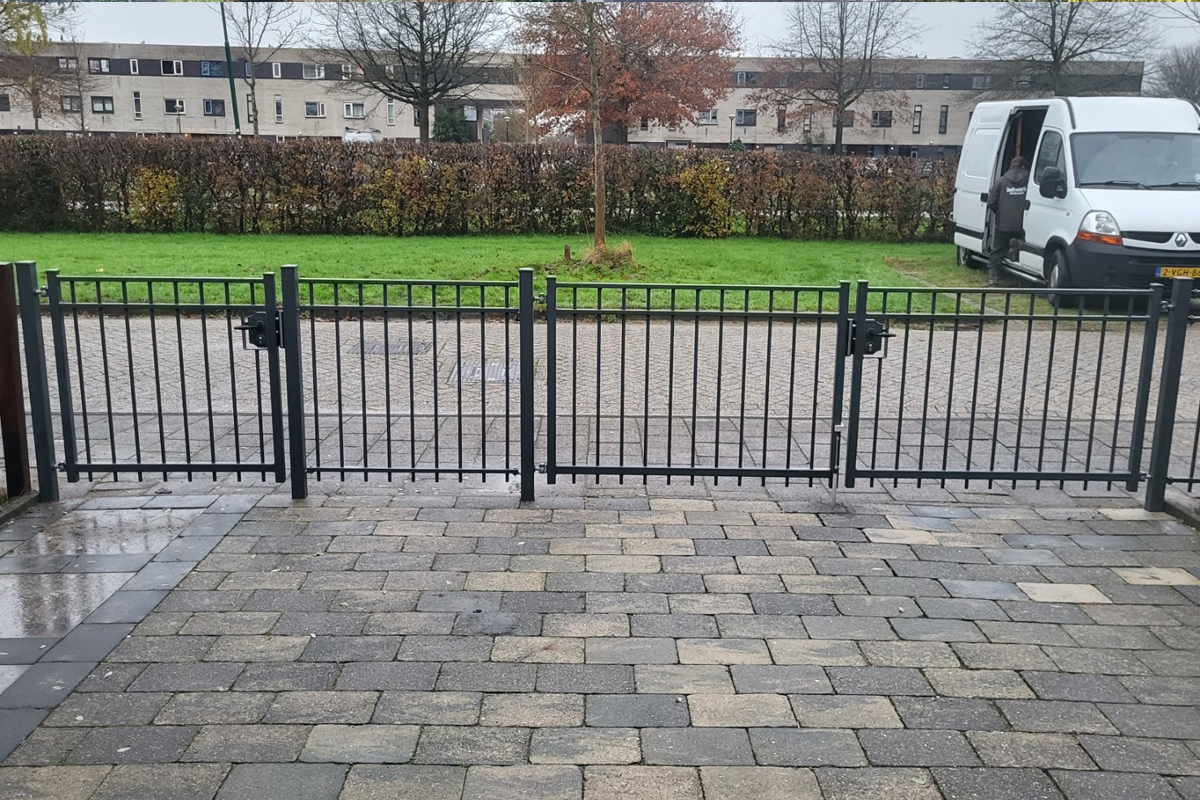stalen sierhekwerk met dubbele poort