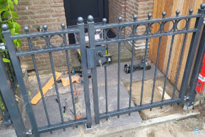 Stalen sierhekwerk met poort