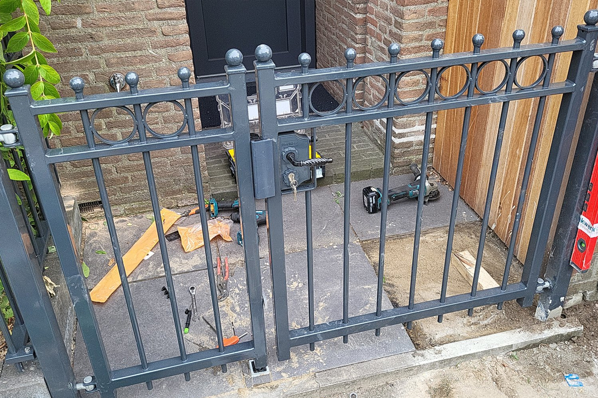 Stalen sierhekwerk met poort