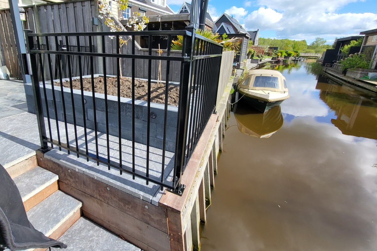 stalen sierhekwerk op waterkering