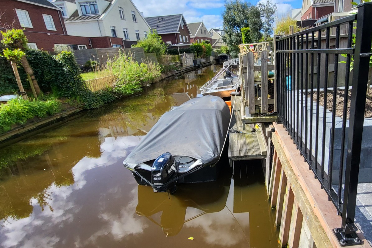 stalen sierhekwerk op waterkering