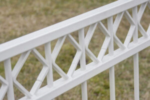 hekwerk langs hellende oprit