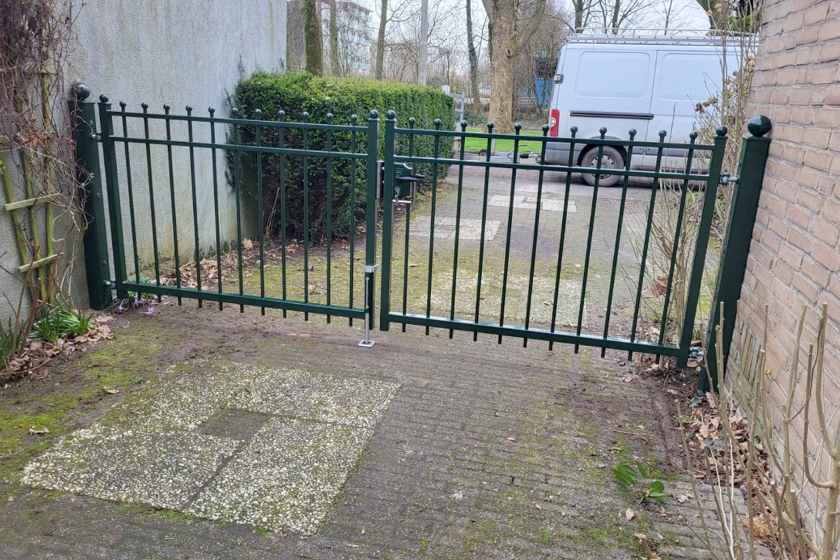 hekwerk met poort voor oprit