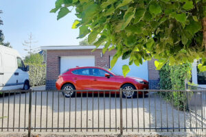 hekwerk stijlen langs een oprit