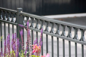 hout of metalen hek langs je oprit