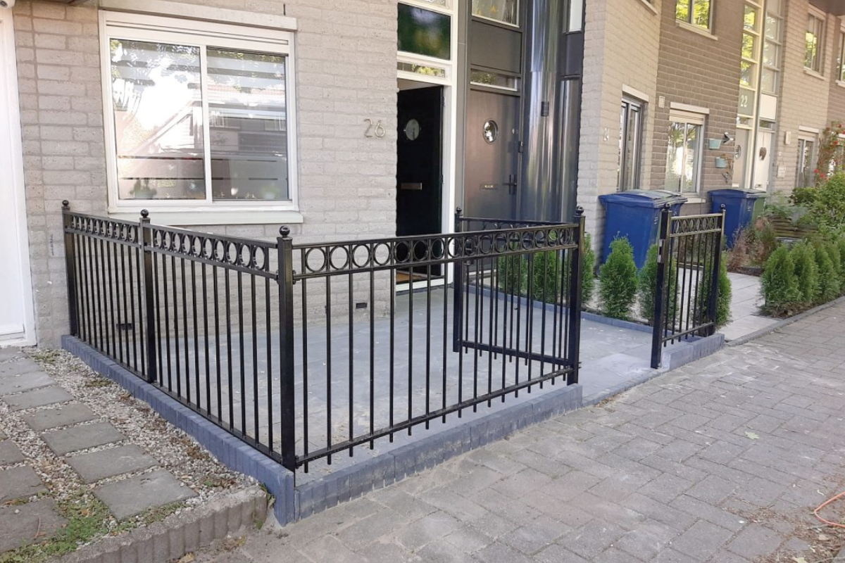 Hekwerk om een voortuin plaatsen