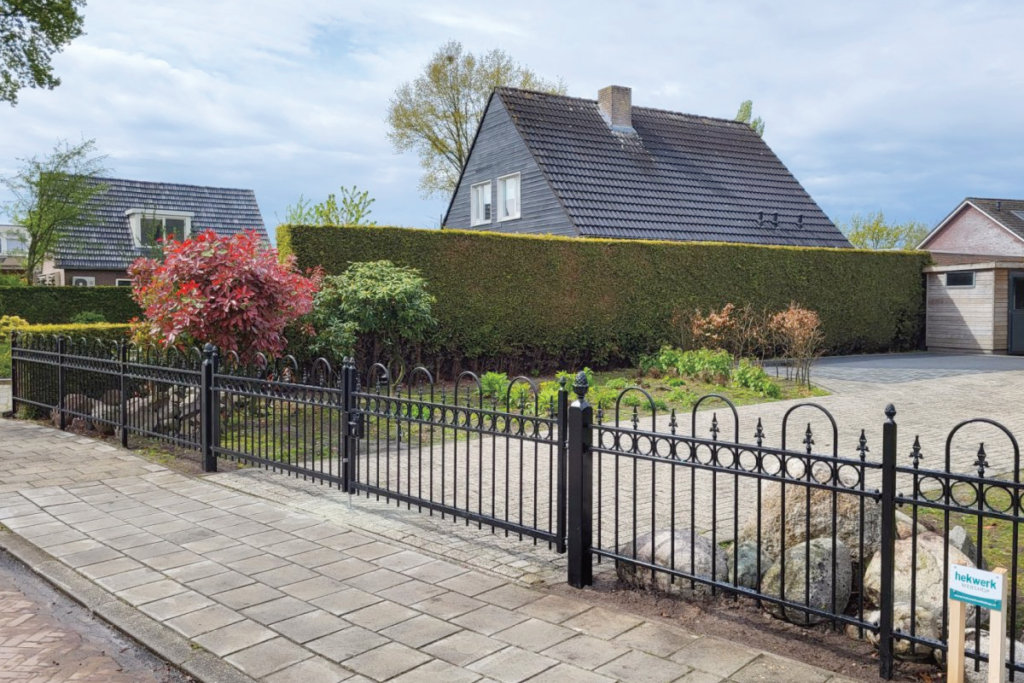 Zwart stalen sierhekwerk voor een vrijstaande woning