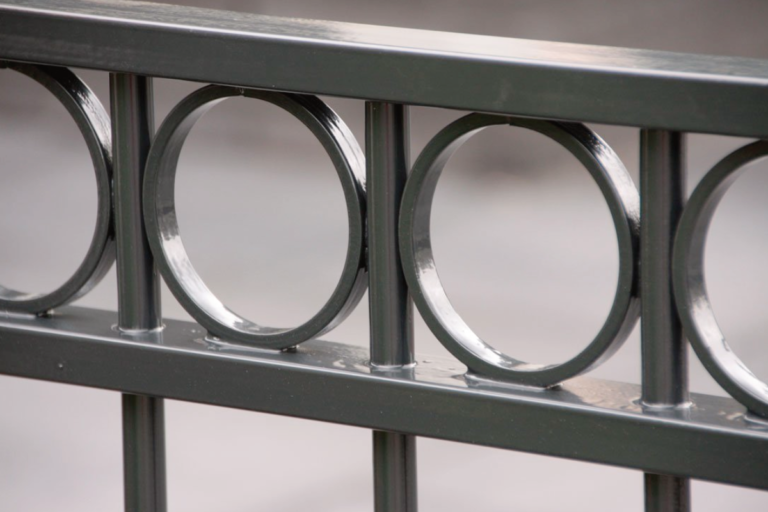 Sierhekwerk met ringen tussen de spijlen