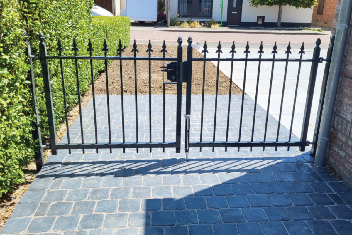 Stalen poort modern
