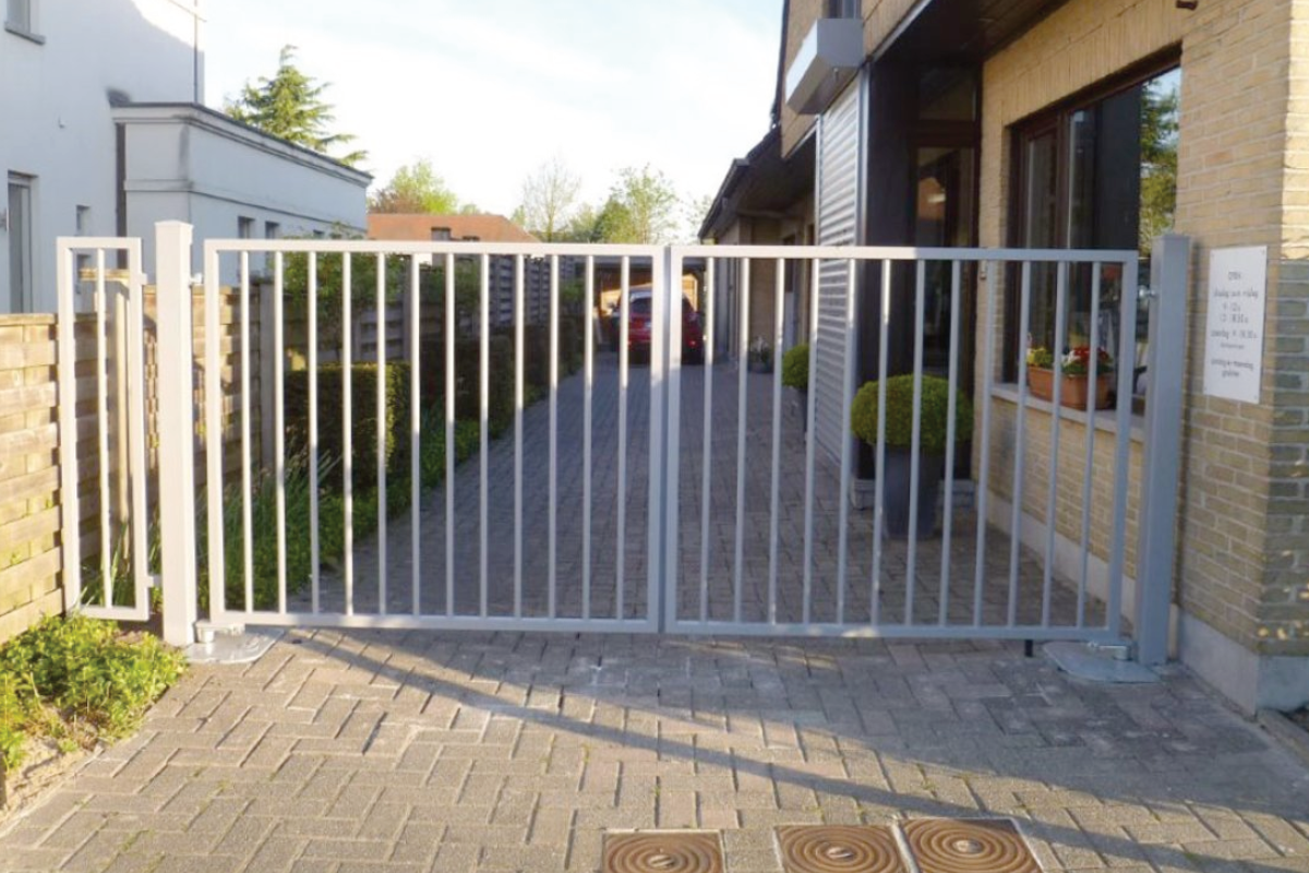 Stalen poort plaatsen diy