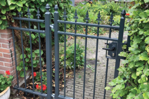 Stalen sierhekwerk met looppoort