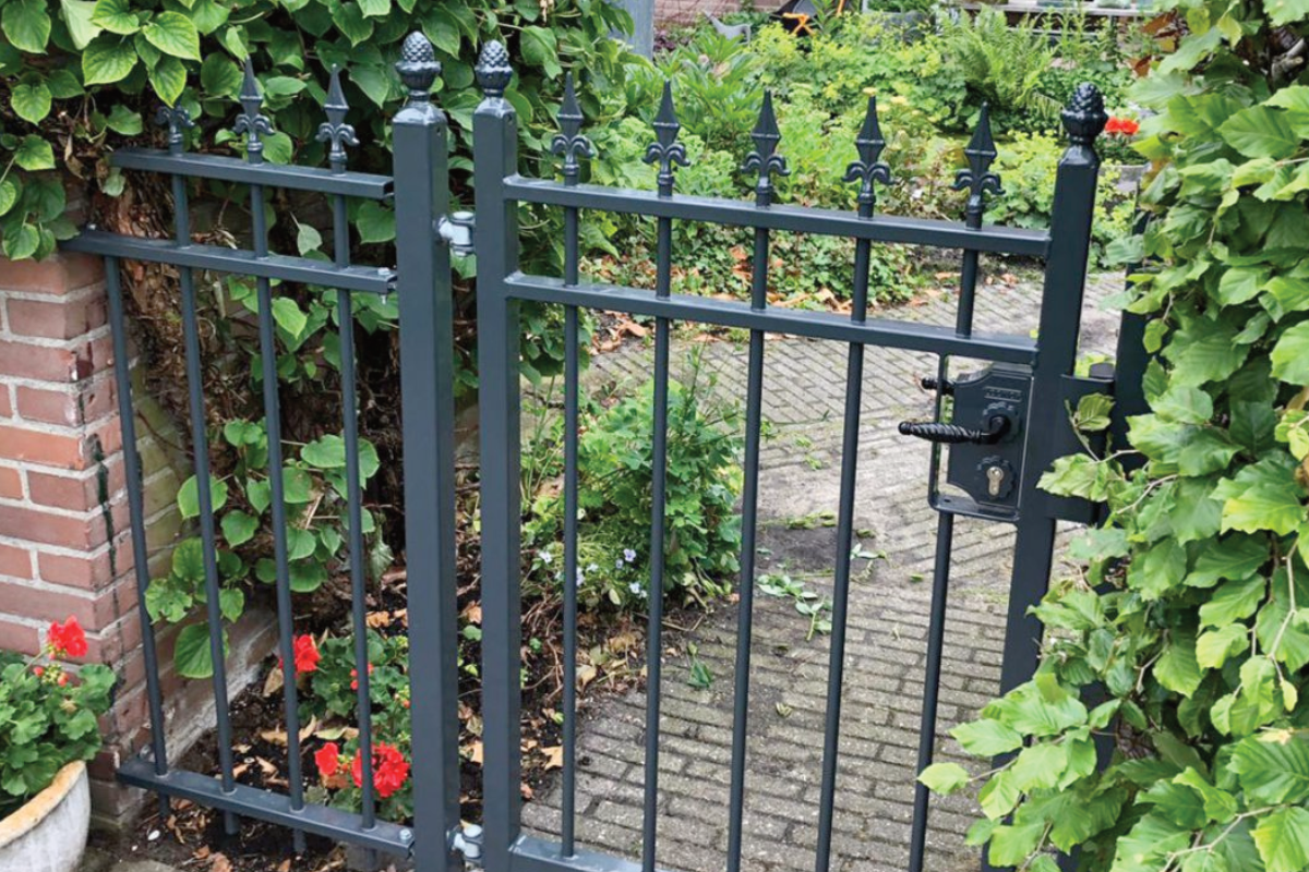 Stalen sierhekwerk met looppoort