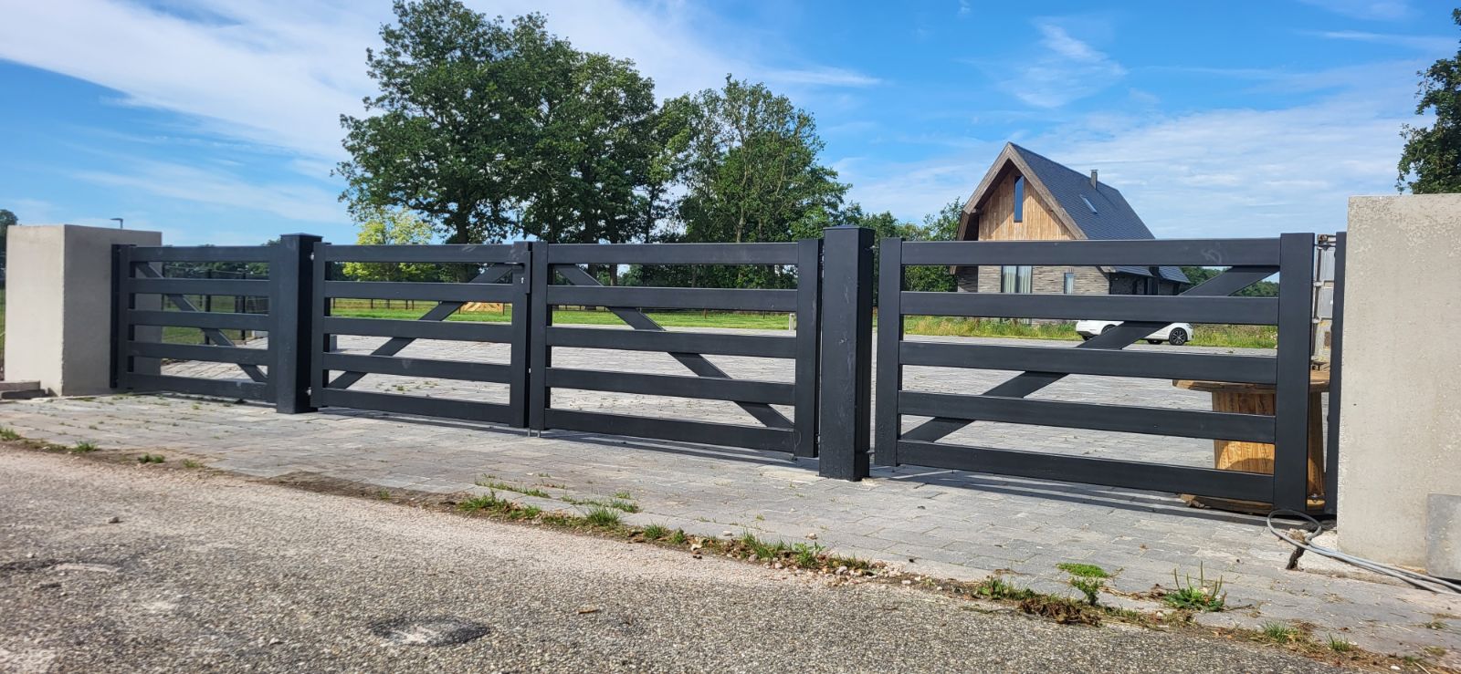 Landelijke dubbele stalen inrijpoort met liggers en schoren